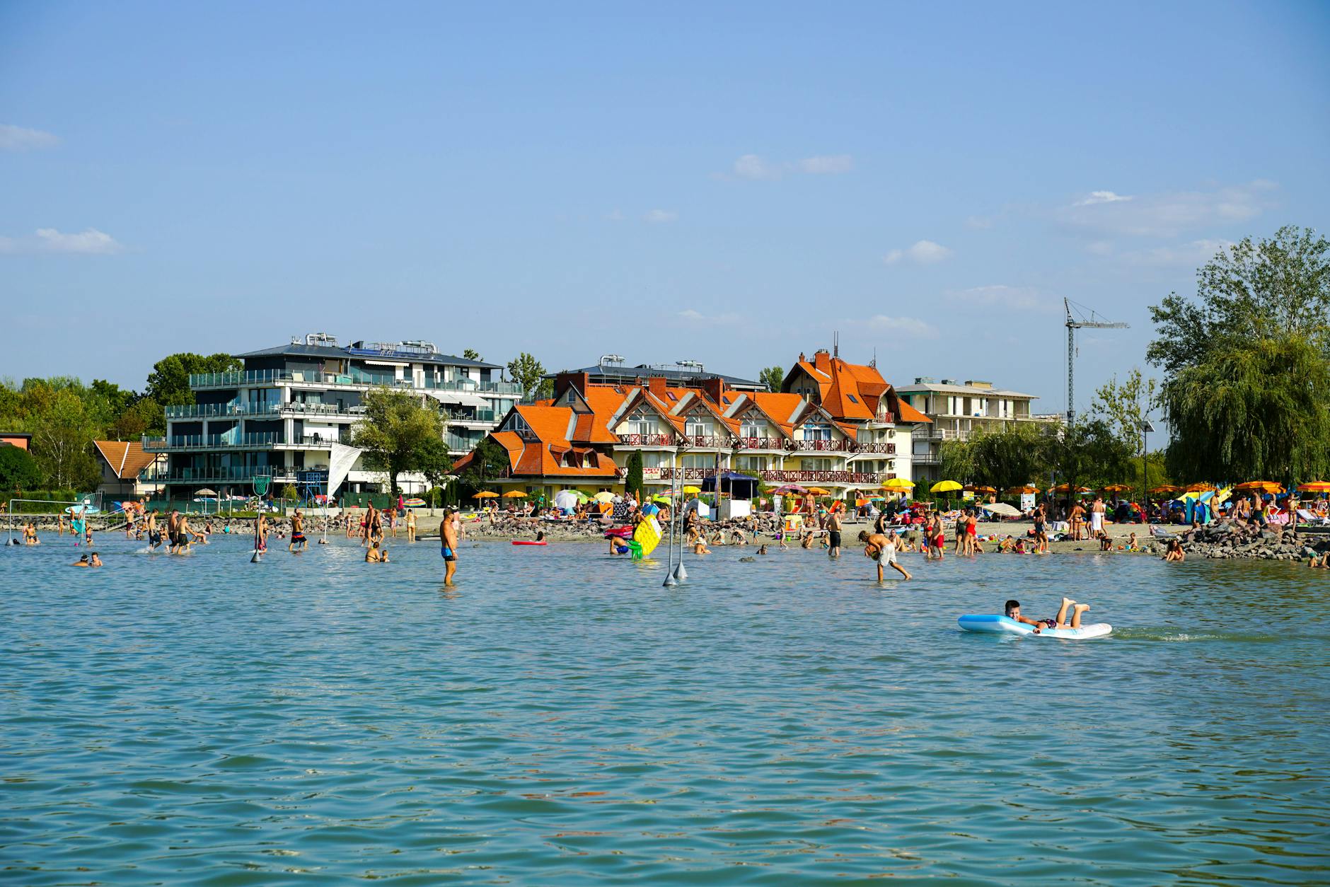 Rodzina ciesząca się majówką w Koszalinie, z widokiem na historyczną Wąskotorówkę w tle.