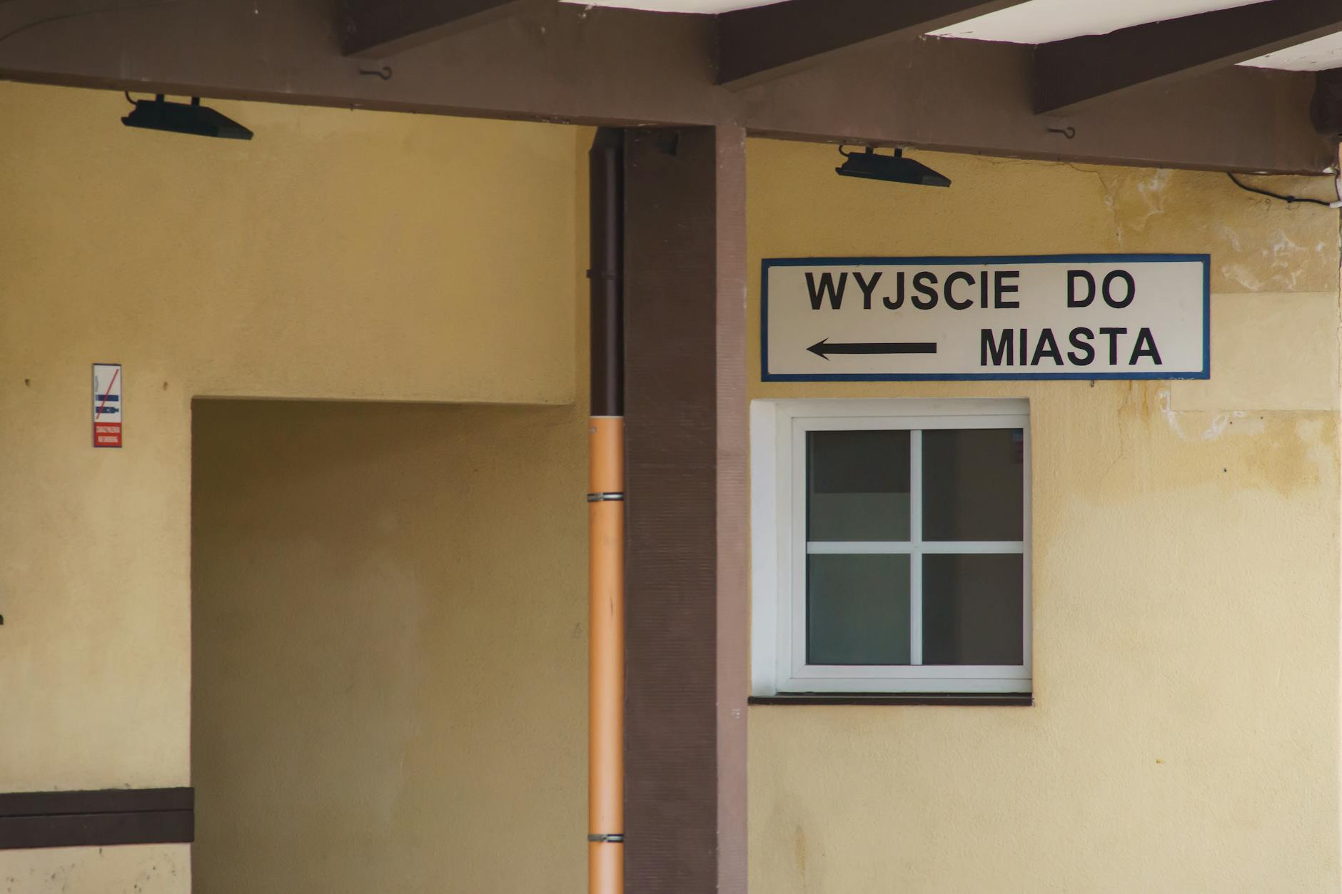 Mapa Koszalina z zaznaczonymi placówkami medycznymi, ilustrująca kolejki do specjalistów