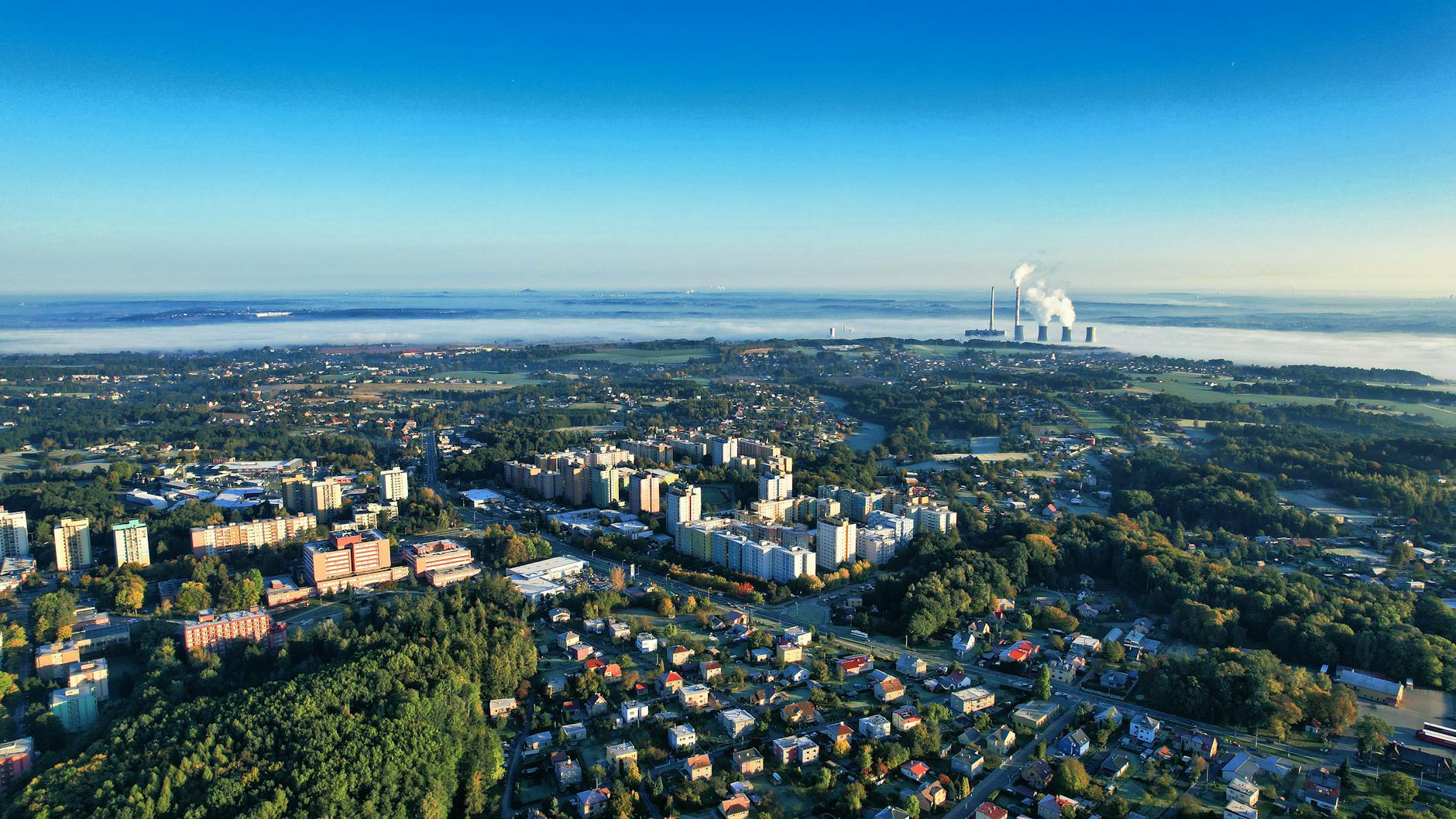 Mapa jakości powietrza w Koszalinie z zaznaczonymi stacjami pomiarowymi i poziomami zanieczyszczeń, z uwzględnieniem jakości powietrza Koszalin.