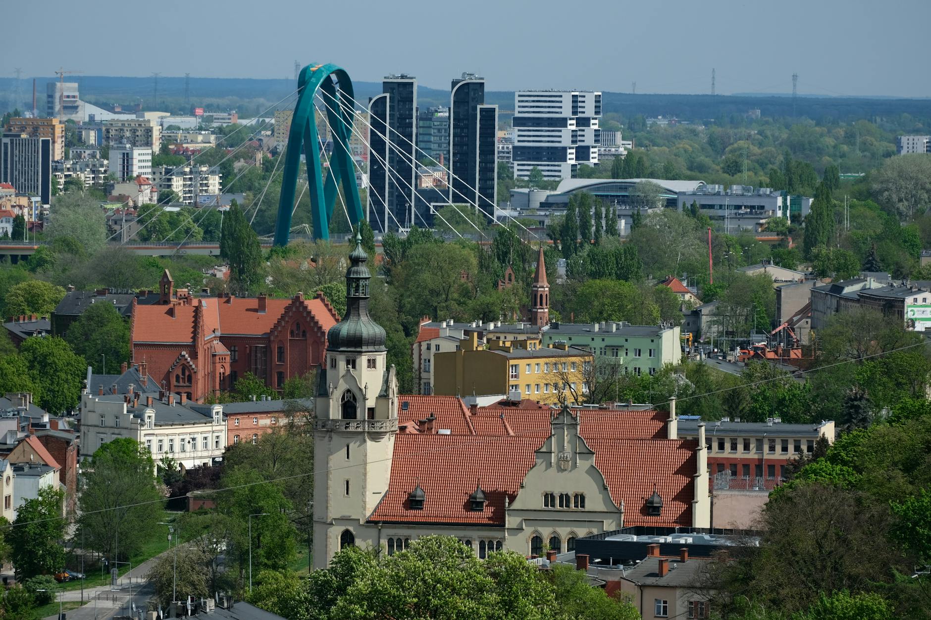 Koszalin: symbole kultury i rozrywki - Ptaki Hasiora i młodzieżowa zabawa